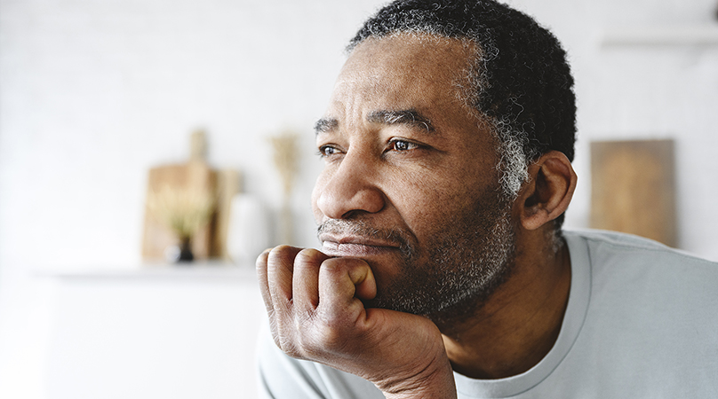 En medelålders man ser fundersam ut med handen under hakan.