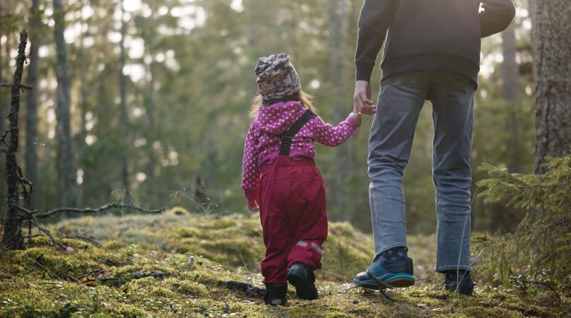 Personer på höstpromenad i skog