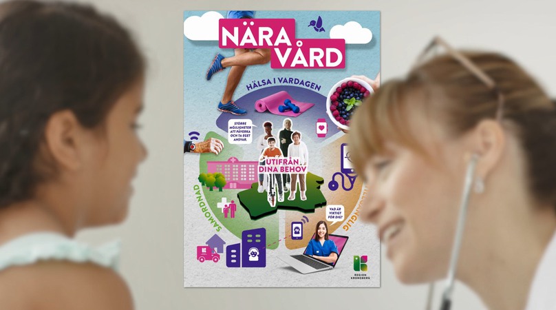 En läkare undersöker ett barn. Bakom dem hänger en nära vård-affisch.