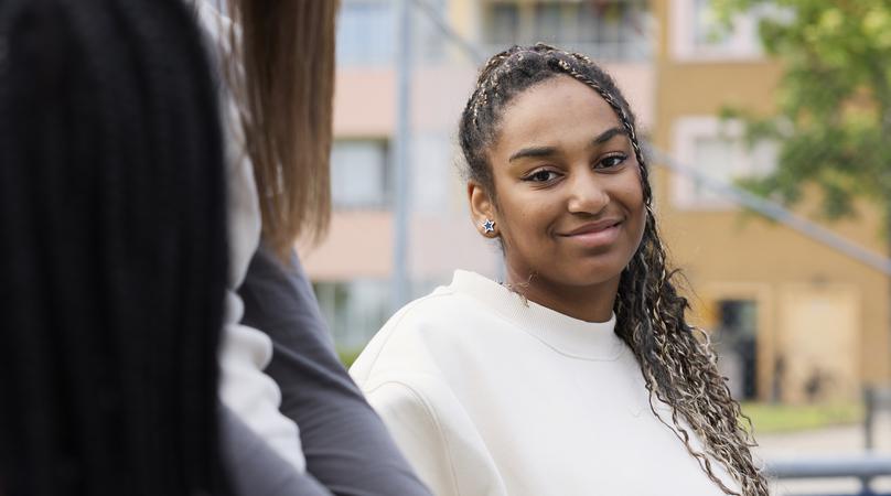 Ungdomar sitter tillsammans utomhus