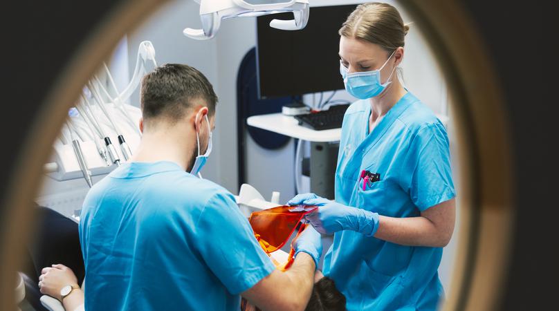 Undersökning sker på patient