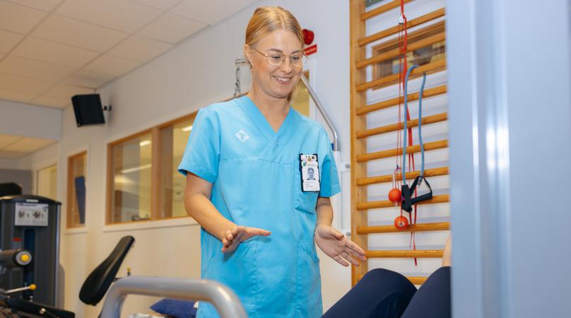 Patient tränar med fysioterapeut.