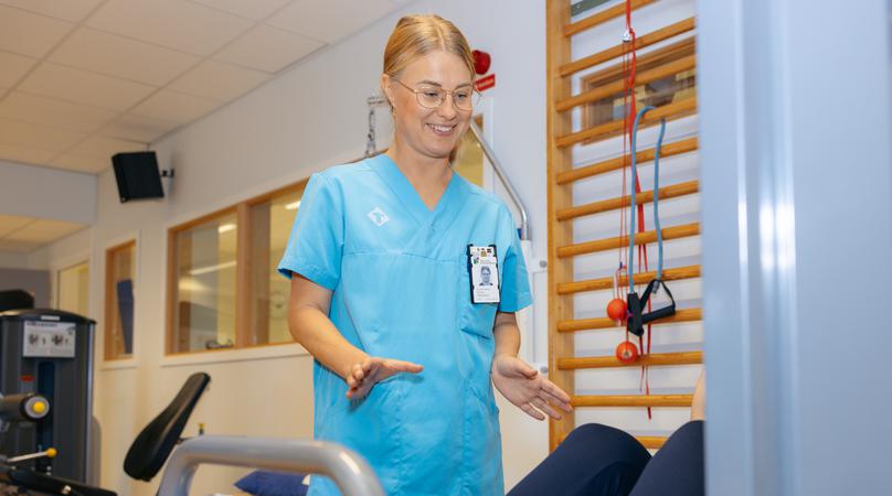 Patient tränar med fysioterapeut.
