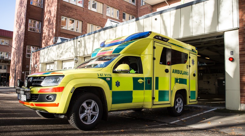En ambulans kör ut ur ambulanshallen