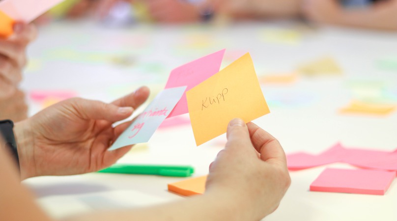 En närbild på post-it lappar med ord.