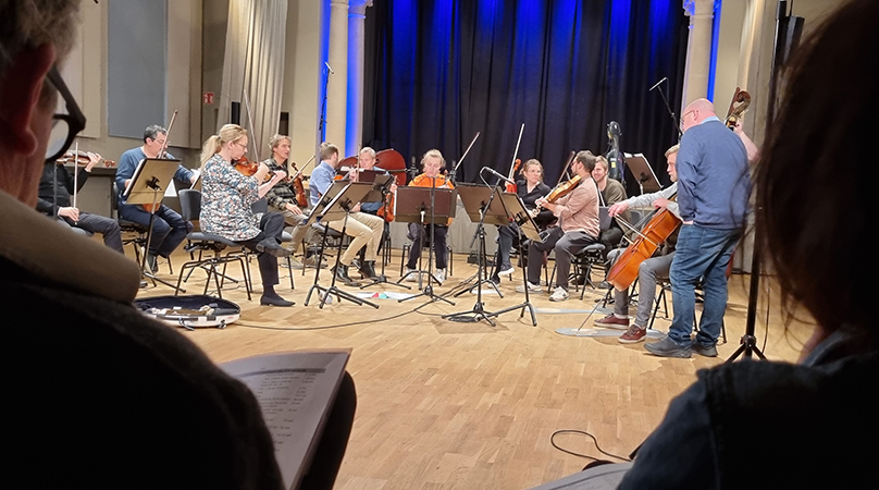 Bild tagen under ljudinspelningen av föreställningen. I bild syns kammarorkester Musica Vitae spela sina instrument.