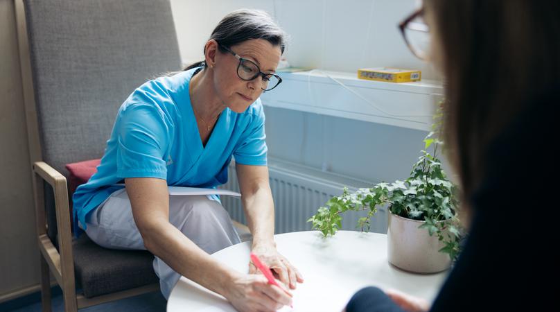 Vårdpersonal i patientsamtal