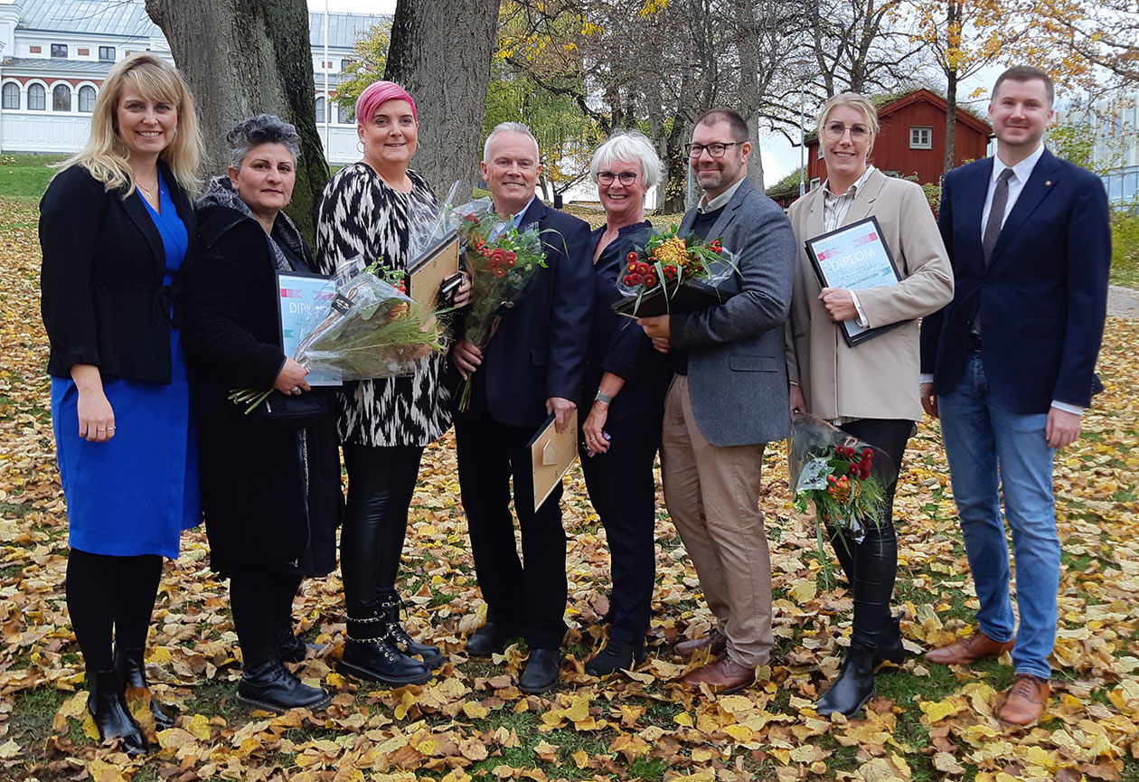 Stipendiaterna uppställda med buketter och diplom.
