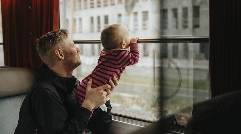 Man och bebis på tåg