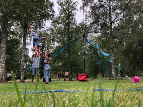 Bild från gårdagens föreställning i Alstermo med Kompani Hint och Cirkus Saga. Foto: Växjö kommun