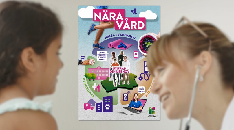 En läkare undersöker ett barn. Bakom dem hänger en nära vård-affisch.