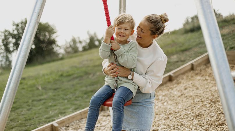 Glad mamma gungar barn