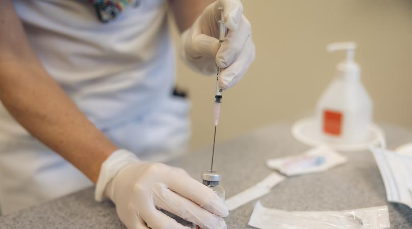 En vaccinatör förbereder en spruta.