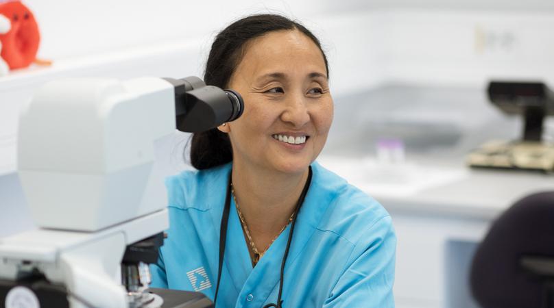 BMA gör analys vid mikroskop vid klinisk kemiska laboratoriet.