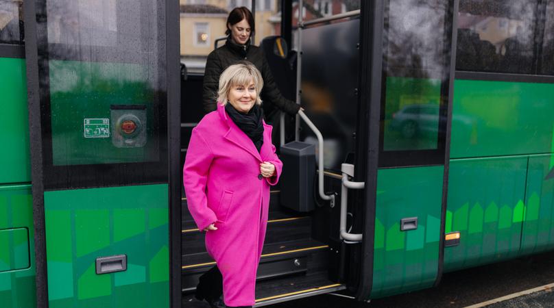 Två personer stiger av en buss.