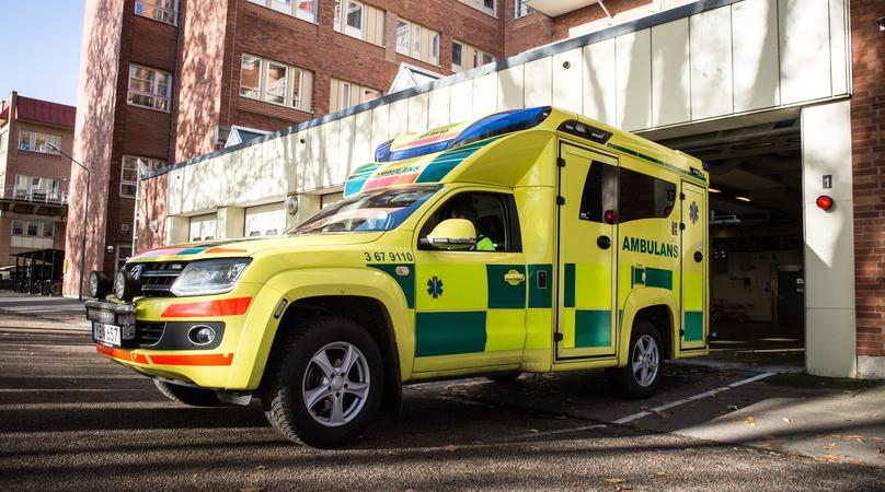 En ambulans kör ut ur ambulanshallen