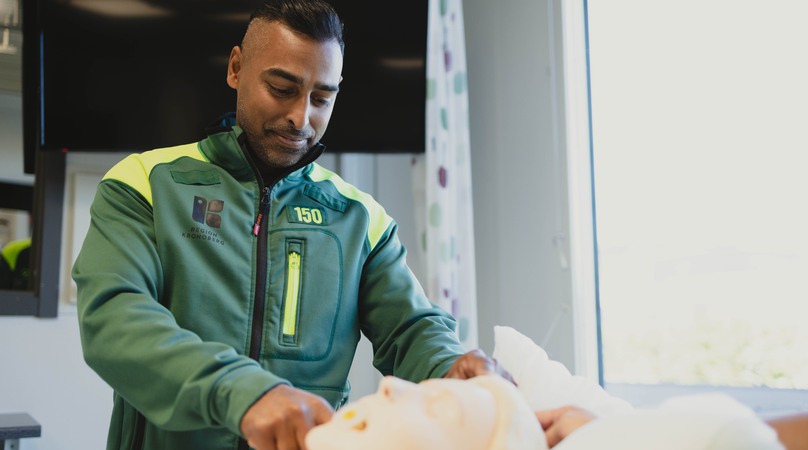 En personal undersöker en patient.