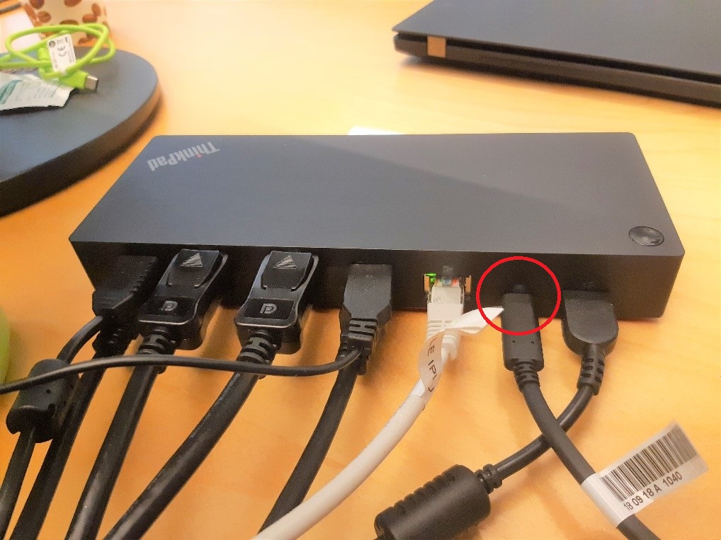 Datorn kopplas in på baksidan av dockan (den sida där alla andra sladdar sitter)