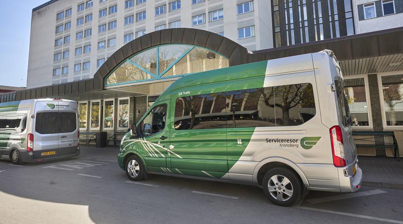 Minibuss placerad utanför Centrallasarettet Växjö
