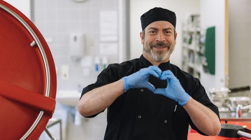 Formar händerna som ett hjärta.