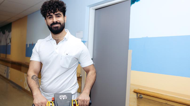 Lokalvårdare med maskin städar golvet på centrallasarettet.