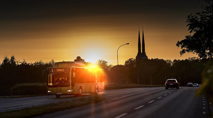 Buss stadsbuss skymning med Växjö domkyrka. För Länstrafiken.Fotograf Mats Samuelsson.