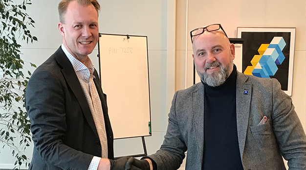 Mikael och Magnus skakar hand.
