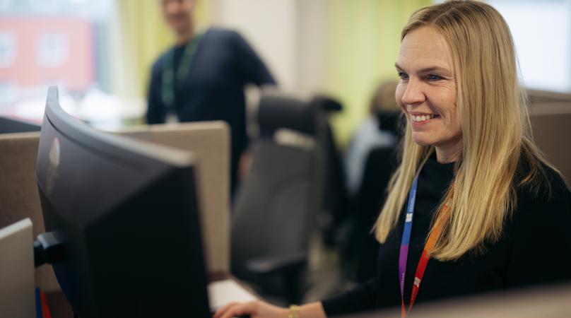 Kvinna som arbetar vid dator