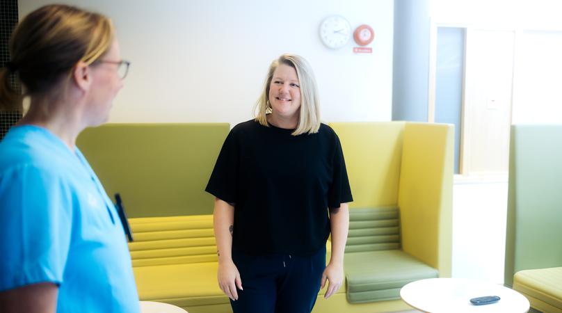 En patient blir hämtad i väntrummet av vårdpersonal.