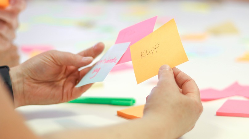 En närbild på post-it lappar med ord.