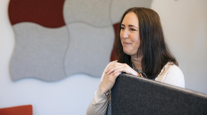 Kvinna står vid skrivbord