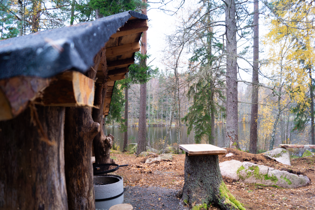 Vindskydd och grillplats intill sjön Spånen i Alvesta kommun.