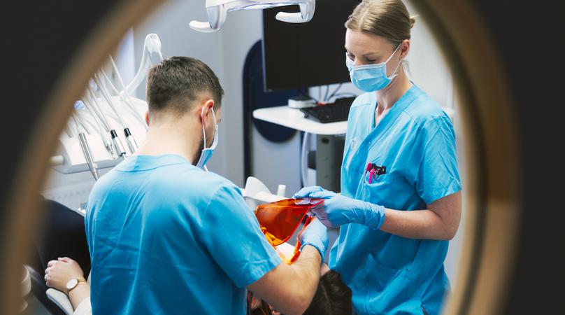 Undersökning sker på patient