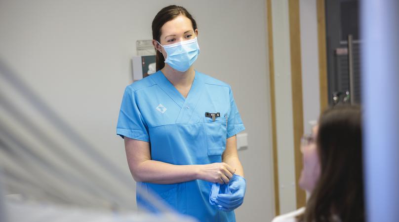 Kvinna förbereder tandläkarundersökning.