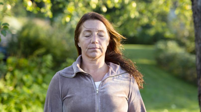 Kvinna med slutna ögon utomhus