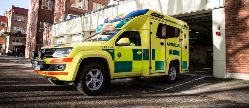 En ambulans kör ut ur ambulanshallen
