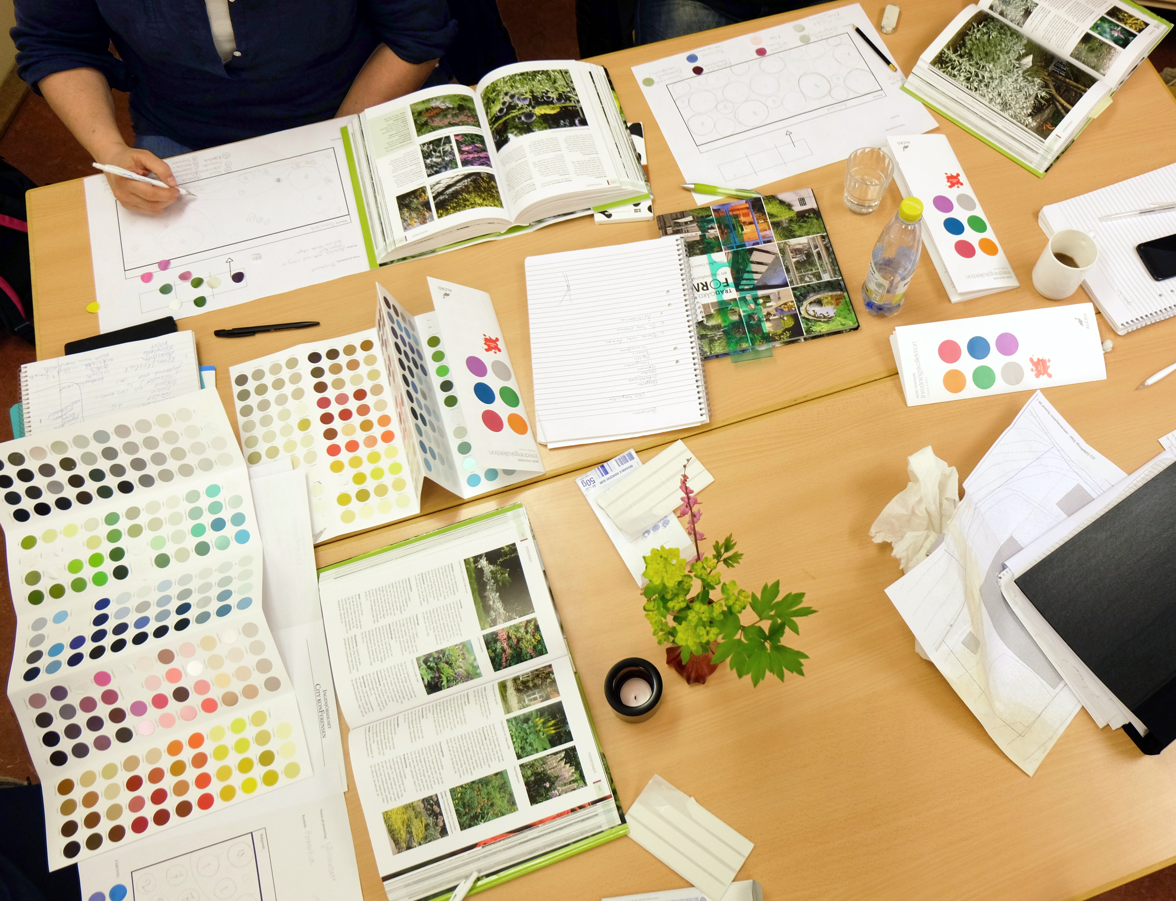 Färgscheman och böcker för planering av trädgårdsdesign.