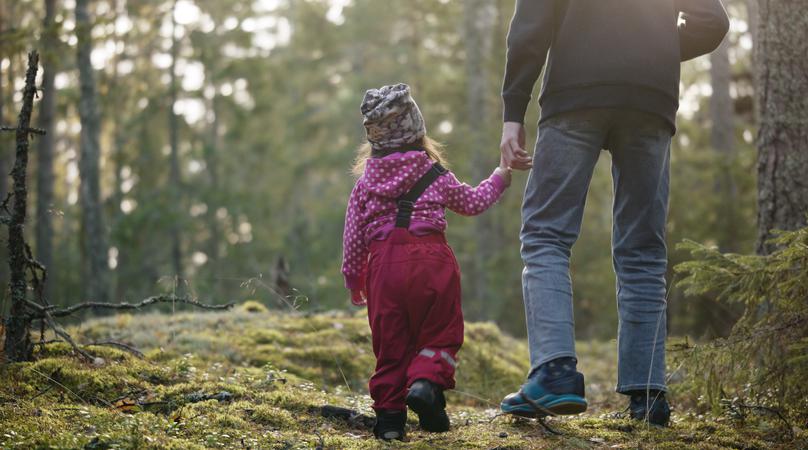 Personer på höstpromenad i skog