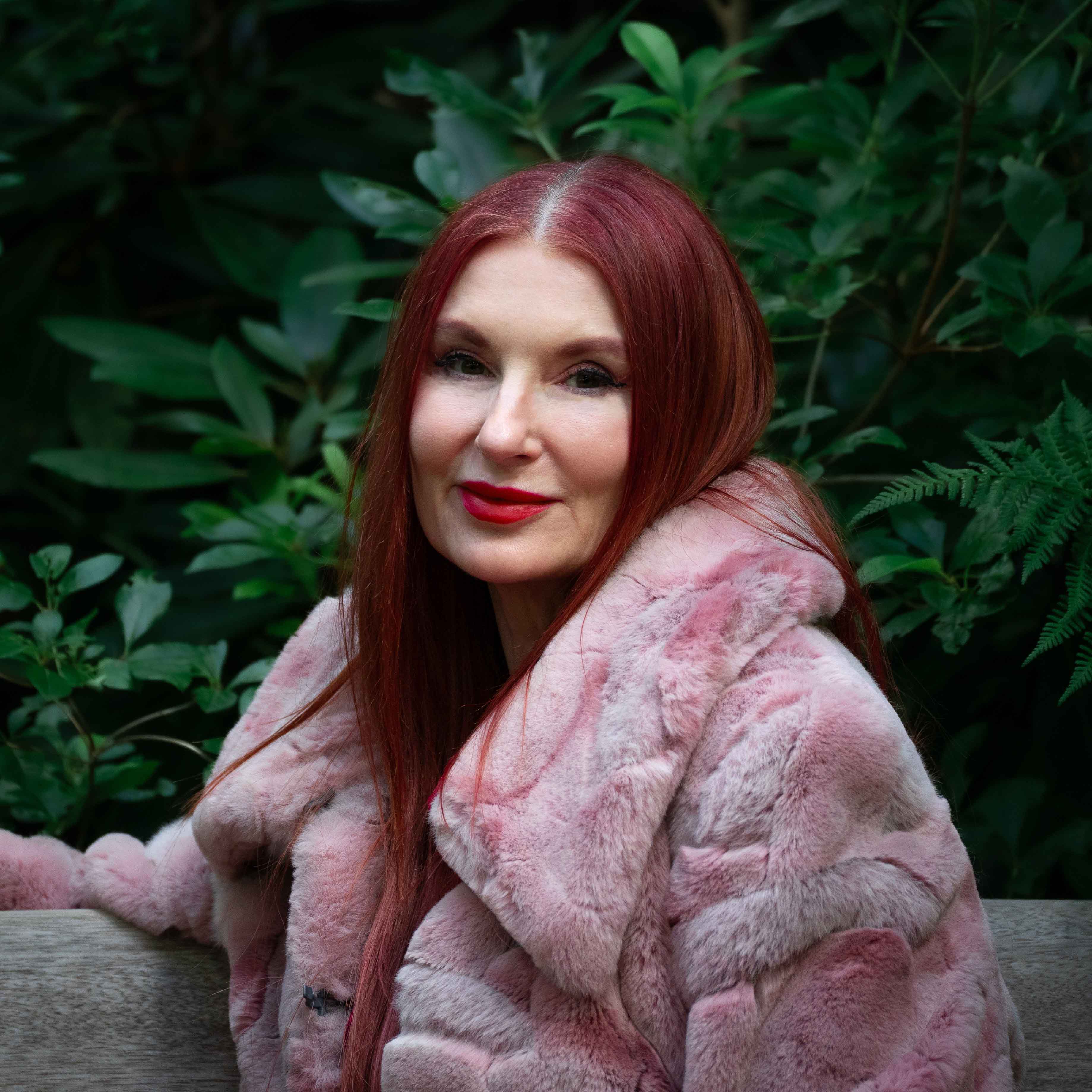 Emma rosa jacka närbild_1080.jpg