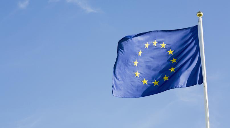 en eu-flagga mot blå himmel
