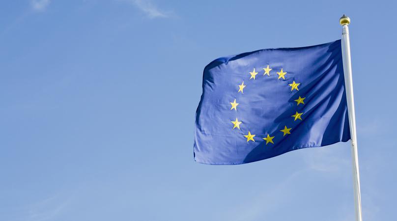 en eu-flagga mot blå himmel