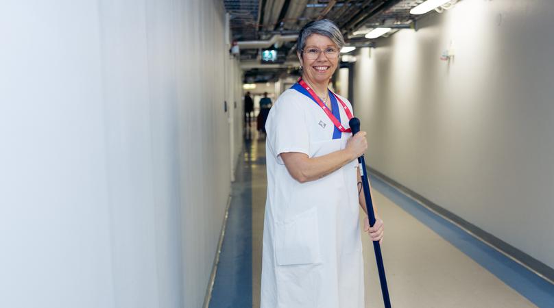Lokalvårdare moppar