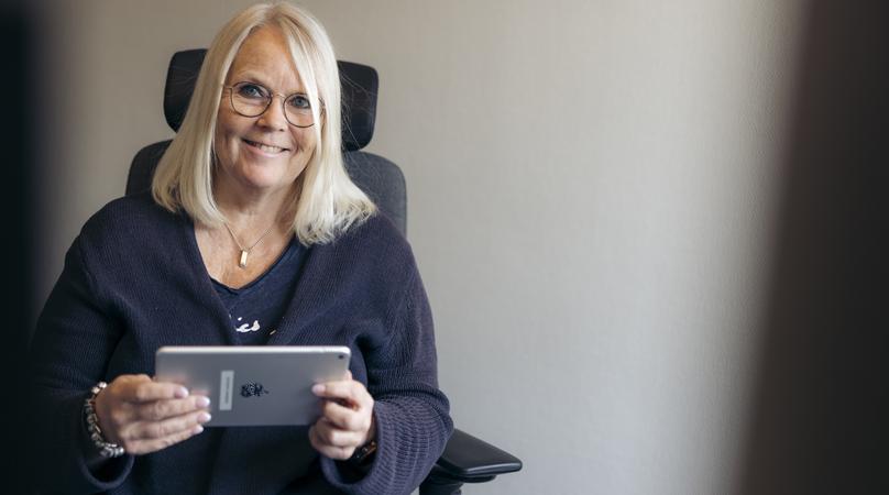 Kvinna håller i läsplatta