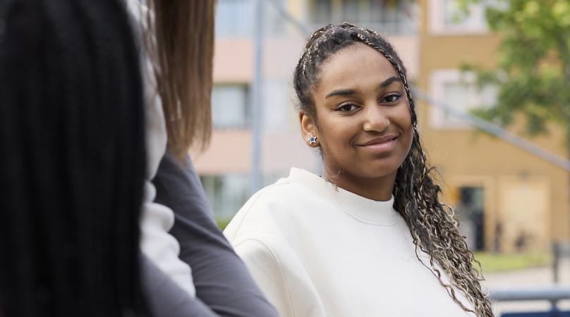 Ungdomar sitter tillsammans utomhus