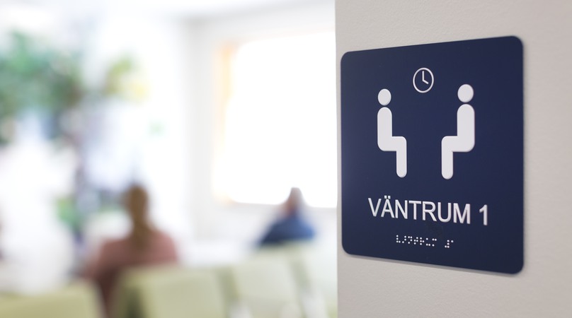 Närbild på en väntrumsskylt.