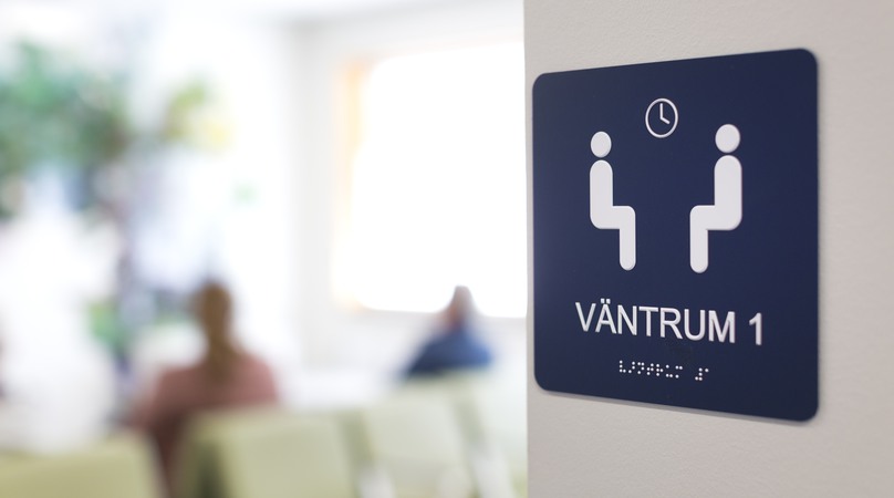 Närbild på en väntrumsskylt.