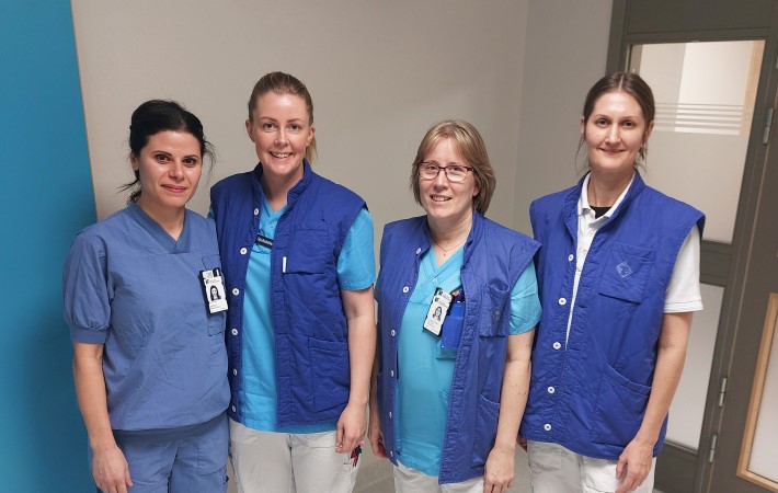 Porträttbild av fyra vårdklädda medarbetare.