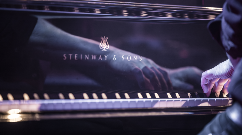 Närbild på händer som spelar piano.
