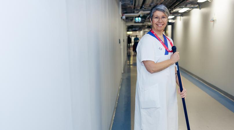 Lokalvårdare moppar