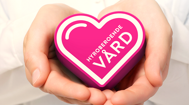 Två händer håller i ett hjärta med texten "Hyroberoende vård".